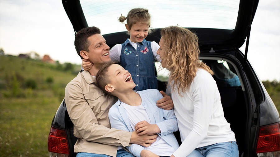 Familia disfrutando en un coche de alquiler en Costa Rica